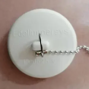 Cap plugs with chains for the FP3 birthing pool
